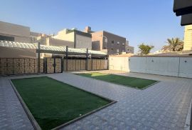 للإيجار في السرة فيلا مع حديقة وحوش 